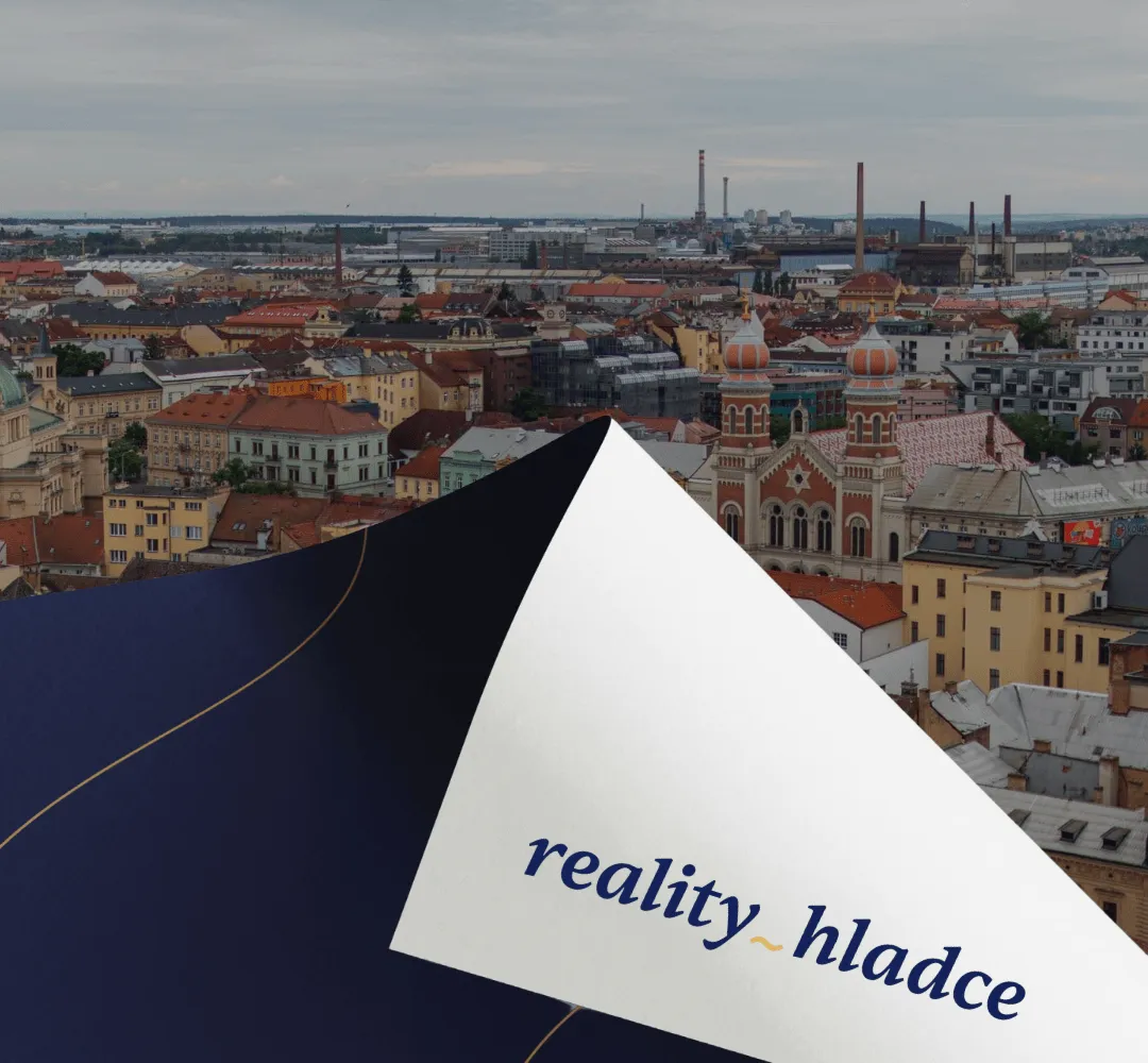 Pohled na město Plzeň z dronu, v záběru je Velká synagoga. Přes fotku slogan Ulm & Partners Reality – reality hladce.